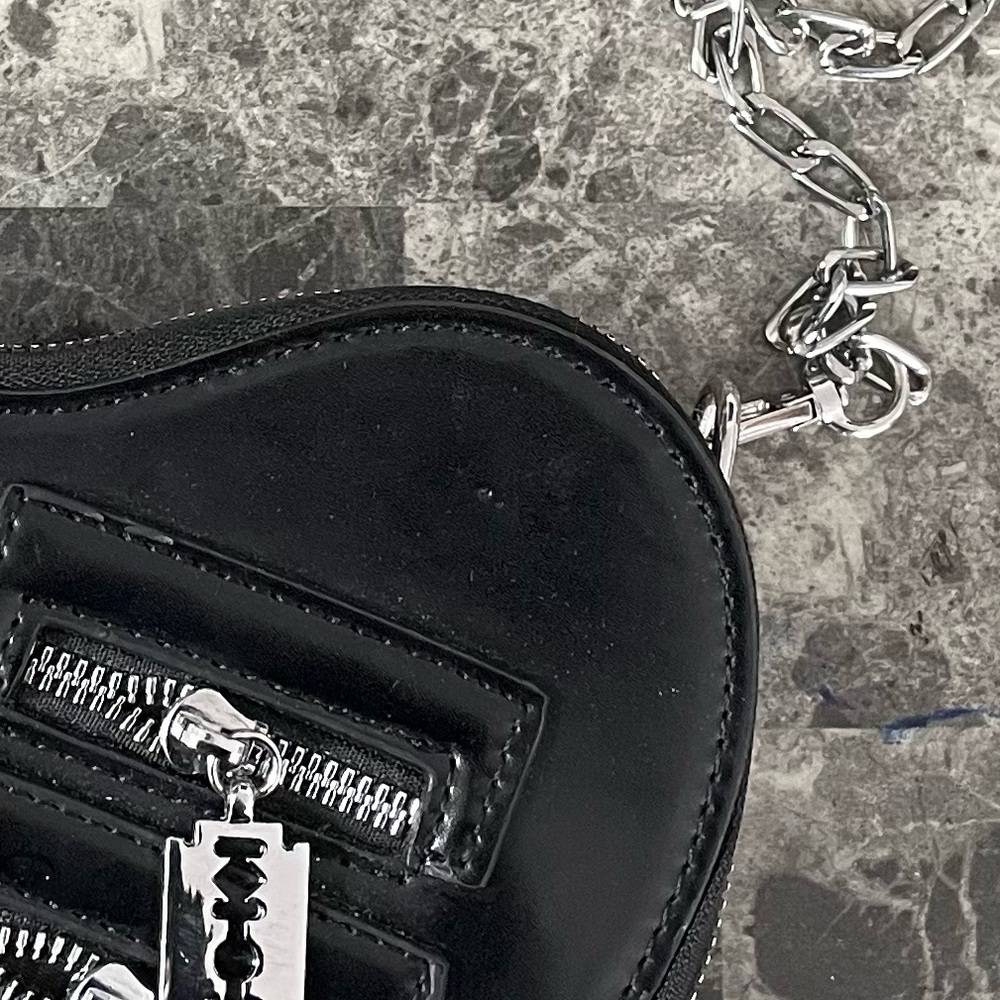 (Fake) Razor Blade Leather Chain Heart Bag - Picture 16 of 16